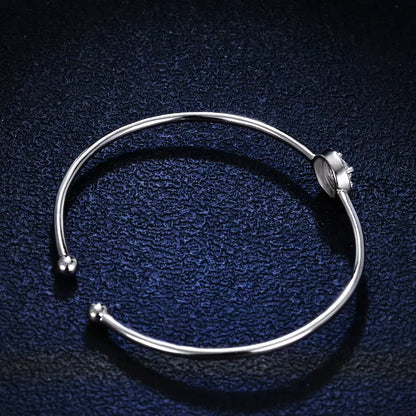 Jonc halo solitaire en argent 925 plaqué or blanc raffiné et diamants en moissanite vue de côté.