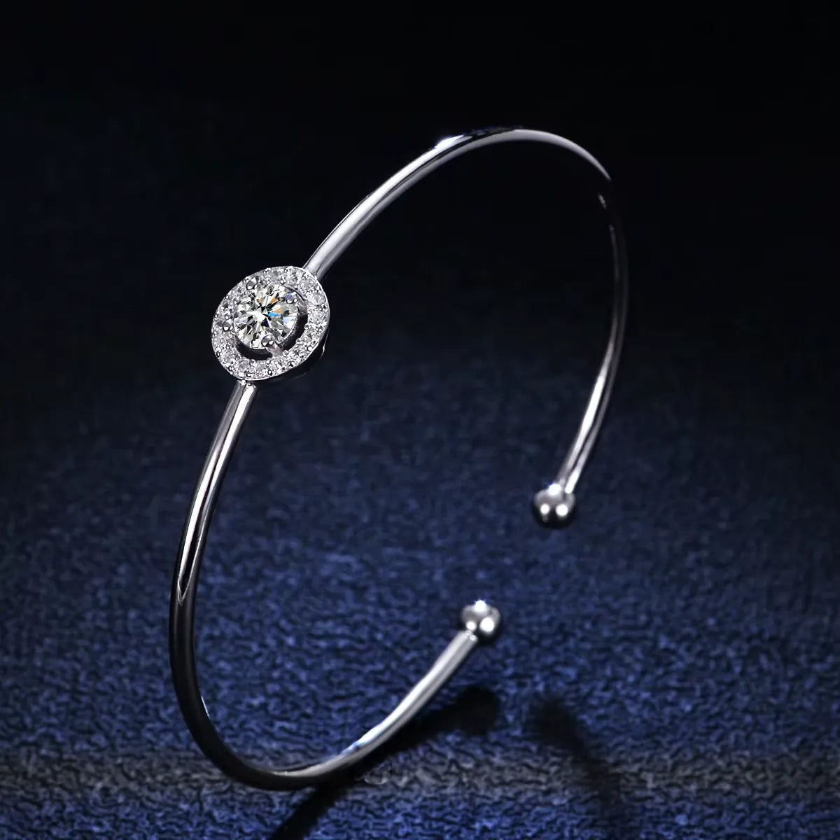 Jonc halo solitaire en argent 925 plaqué or blanc et diamants scintillants debout.