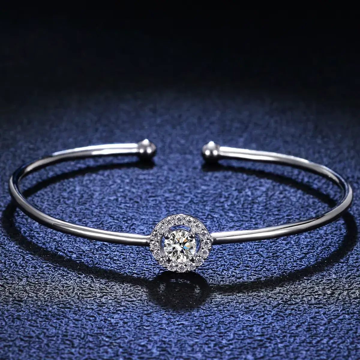 Bracelet jonc halo solitaire en argent 925 plaqué or blanc et diamants en moissanite vue de face.