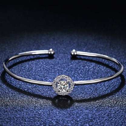 Bracelet jonc halo solitaire en argent 925 plaqué or blanc et diamants en moissanite vue de face.