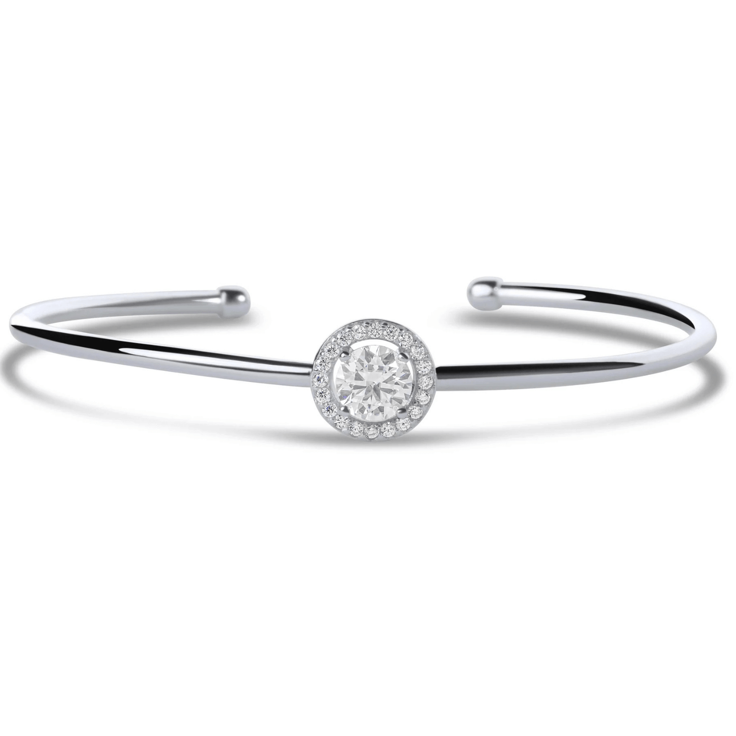 Jonc halo solitaire en argent 925 plaqué or blanc et diamants en moissanite sur fond blanc.