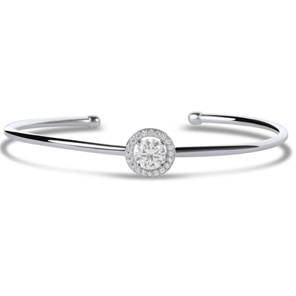 Jonc halo solitaire en argent 925 plaqué or blanc et diamants en moissanite sur fond blanc.