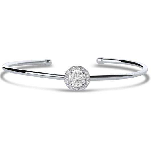 Jonc halo solitaire en argent 925 plaqué or blanc et diamants en moissanite sur fond blanc.