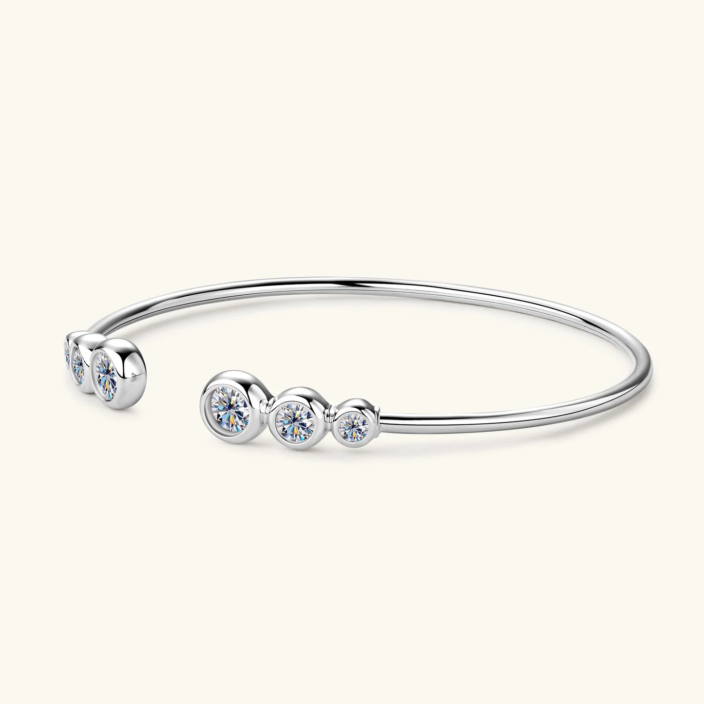 Bracelet jonc serti clos nathy en argent 925 plaqué or blanc et moissanites vue de côté.
