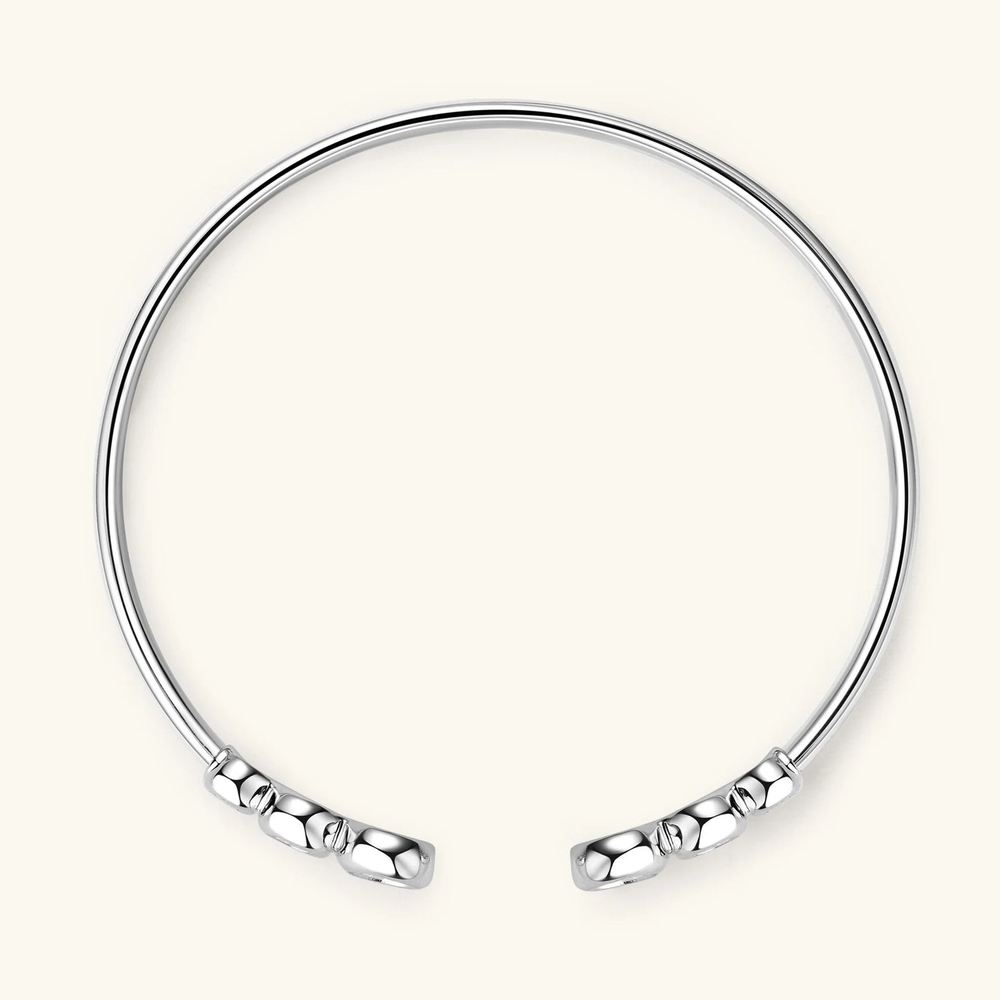 Bracelet jonc serti clos nathy en argent 925 plaqué or blanc et moissanites vue du dessus.