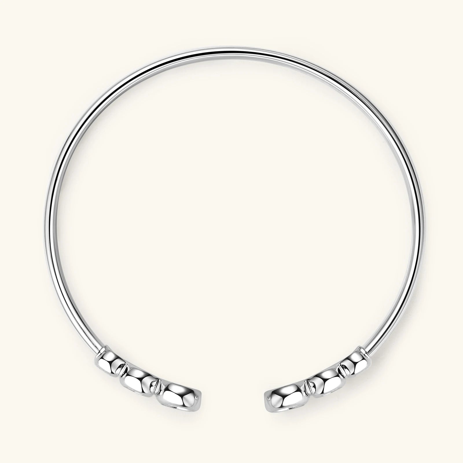 Bracelet jonc serti clos nathy en argent 925 plaqué or blanc et moissanites vue du dessus.