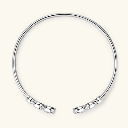 Bracelet jonc serti clos nathy en argent 925 plaqué or blanc et moissanites vue du dessus.