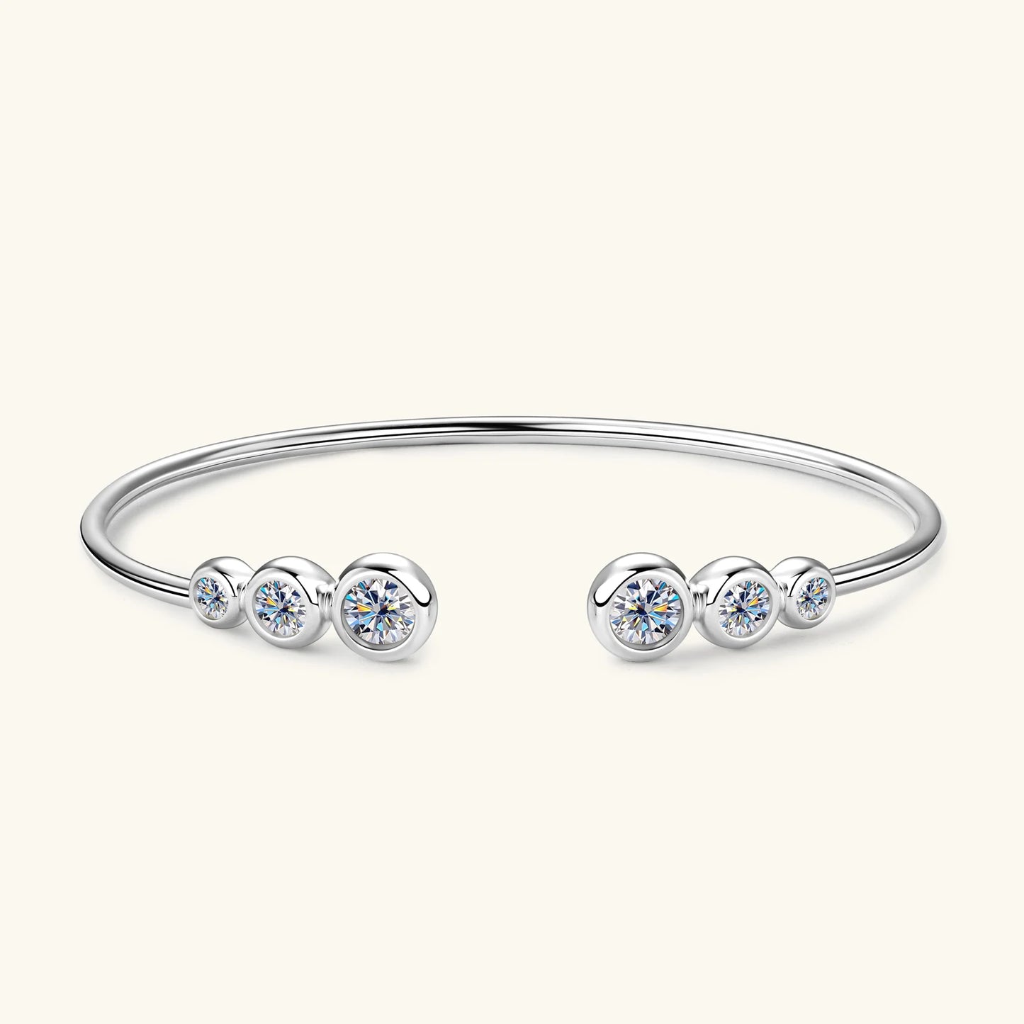 Bracelet jonc serti clos nathy en argent 925 plaqué or blanc et moissanites vue de face.
