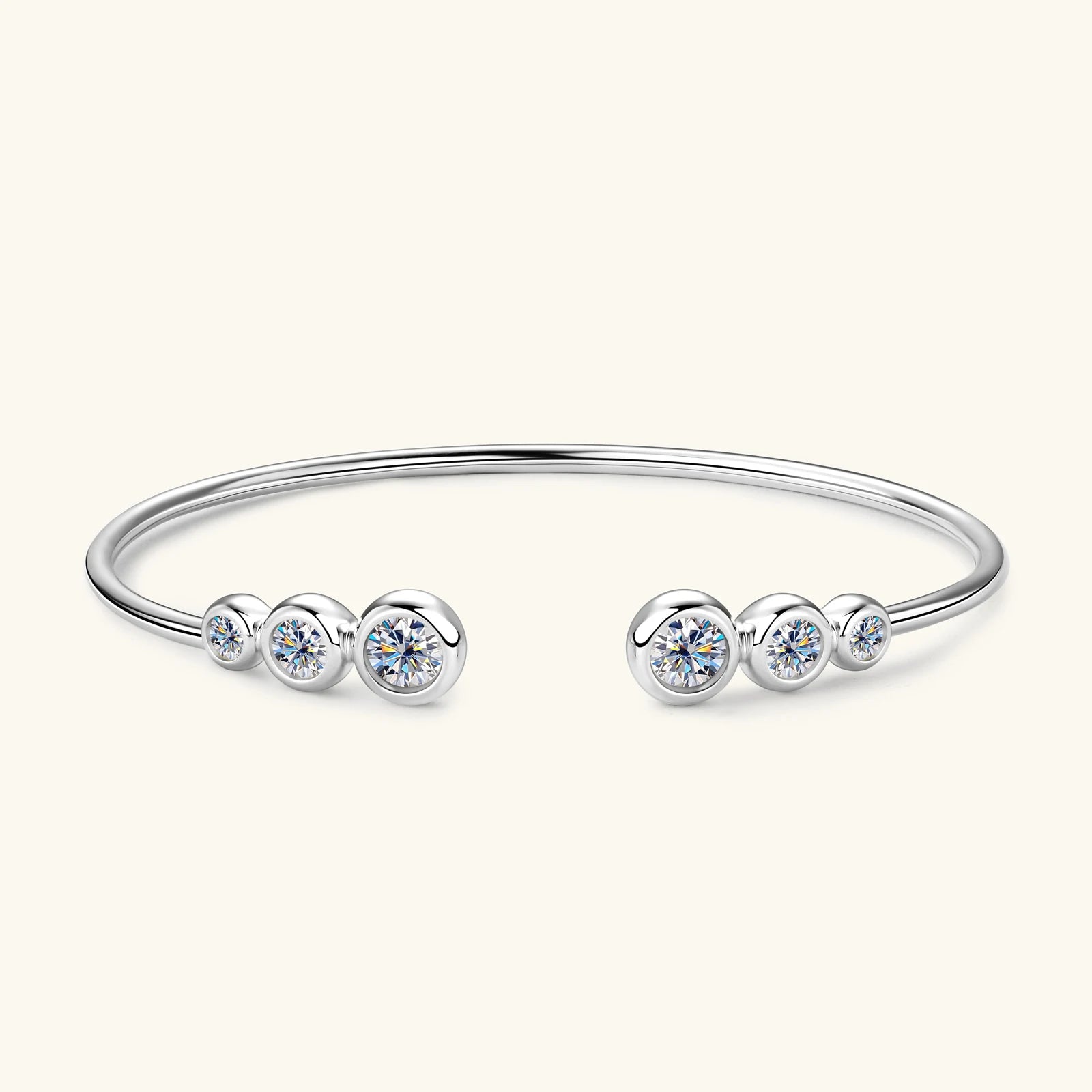 Bracelet jonc serti clos nathy en argent 925 plaqué or blanc et moissanites vue de face.