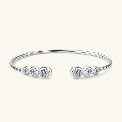 Bracelet jonc serti clos nathy en argent 925 plaqué or blanc et moissanites vue de face.