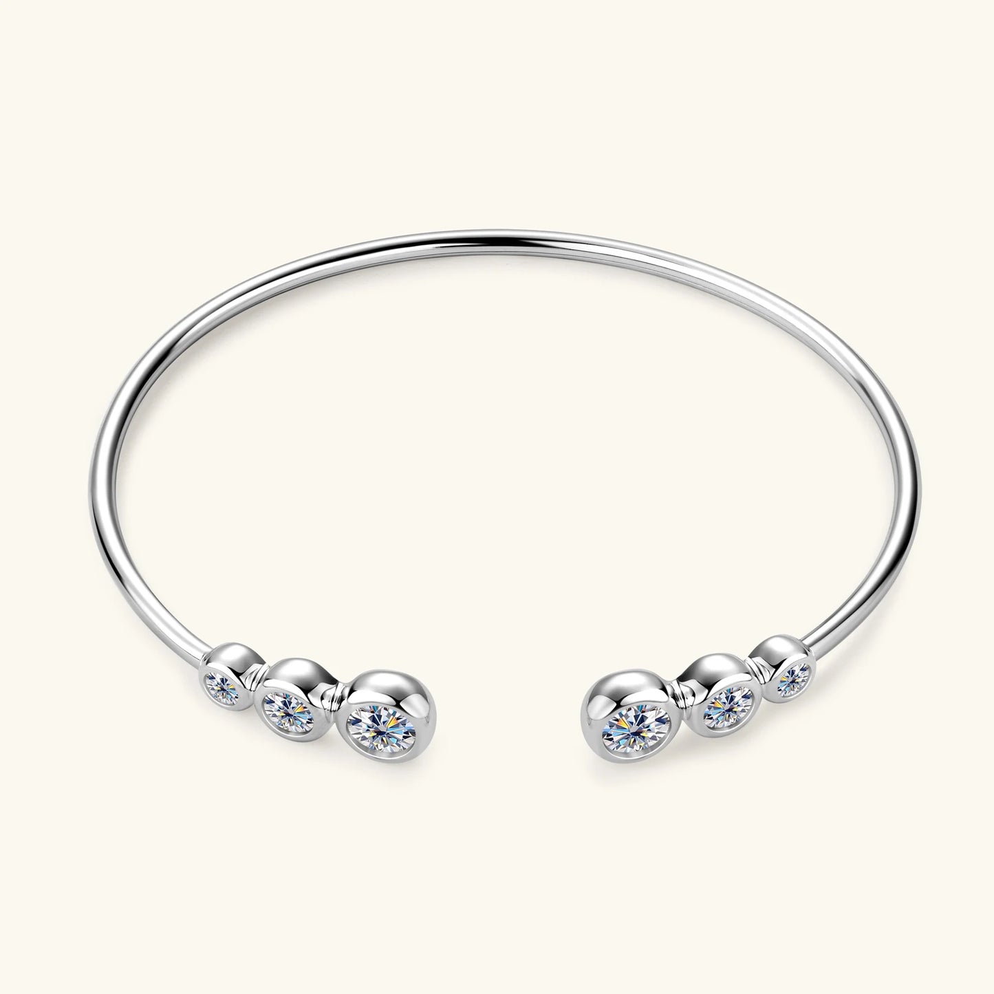 Bracelet jonc serti clos nathy en argent 925 plaqué or blanc et moissanites vue de front.