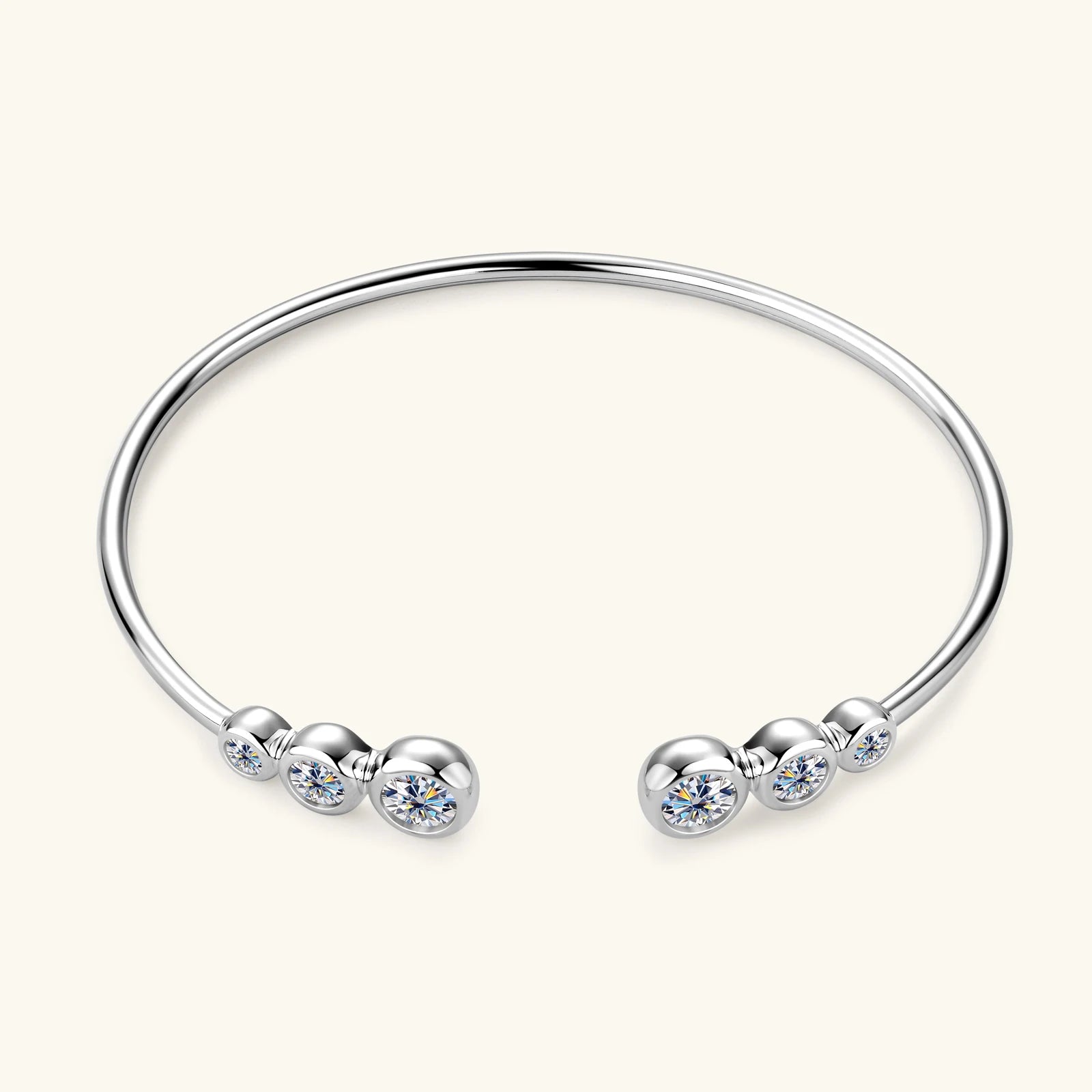 Bracelet jonc serti clos nathy en argent 925 plaqué or blanc et moissanites vue de front.