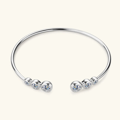 Bracelet jonc serti clos nathy en argent 925 plaqué or blanc et moissanites vue de front.