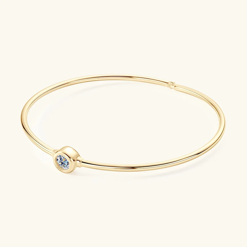 Bracelet jonc solitaire fin en argent 925 plaqué or jaune et diamant en moissanite vue de côté.