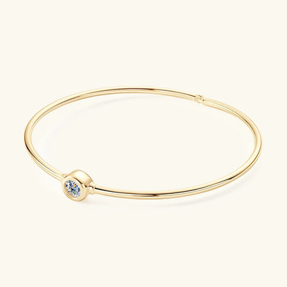 Bracelet jonc solitaire fin en argent 925 plaqué or jaune et diamant en moissanite vue de côté.