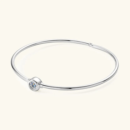 Bracelet jonc solitaire myel en argent plaqué or blanc et moissanite serti clos vue de côté.