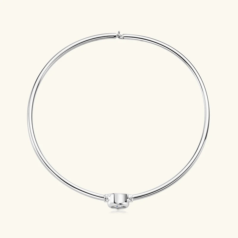 Bracelet jonc solitaire myel en argent plaqué or blanc et moissanite serti clos vue du dessus.