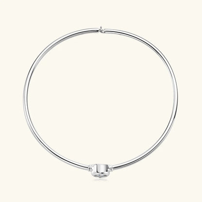Bracelet jonc solitaire myel en argent plaqué or blanc et moissanite serti clos vue du dessus.