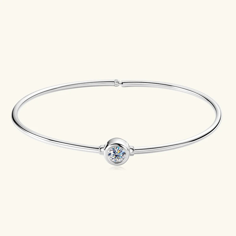 Bracelet jonc solitaire myel en argent plaqué or blanc et moissanite scintillante serti clos vue de face.