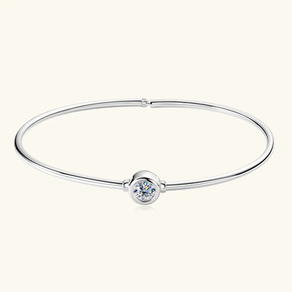 Bracelet jonc solitaire myel en argent plaqué or blanc et moissanite scintillante serti clos vue de face.