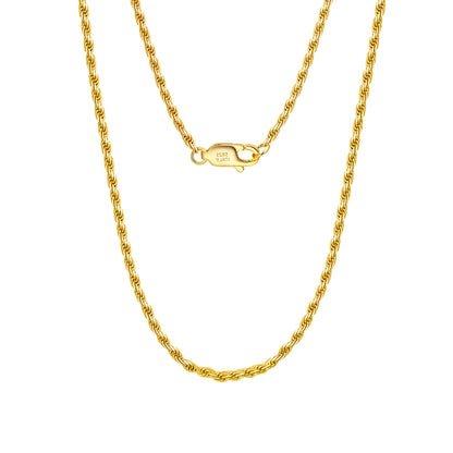 Maille torsadée en argent 925 plaqué or jaune sur fond blanc.