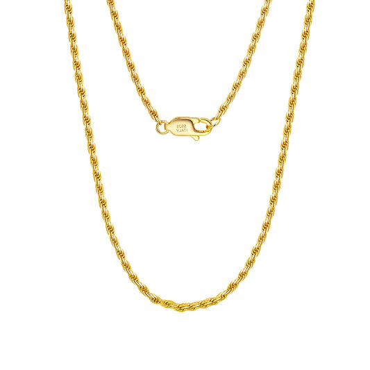 Maille torsadée en argent 925 plaqué or jaune sur fond blanc.