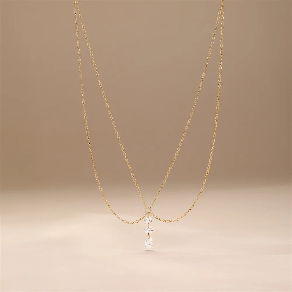 Collier multi-chaînes en argent 925 plaqué or jaune raffiné et pendentif d'oxydes de zirconium debout.