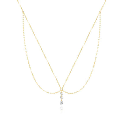 Collier multi-chaînes en argent 925 plaqué or jaune et pendentif d'oxydes de zirconium sur fond blanc.