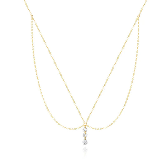 Collier multi-chaînes en argent 925 plaqué or jaune et pendentif d'oxydes de zirconium sur fond blanc.