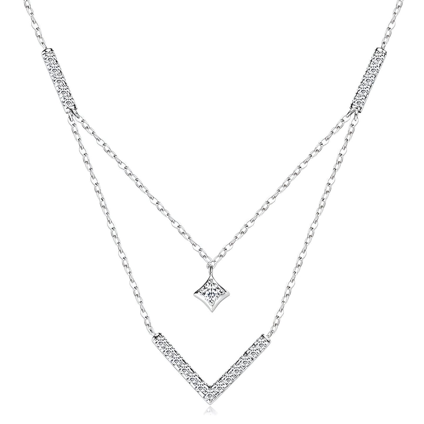 Multi-chaînes pendentif solitaire en or blanc et diamants synthétiques sur fond blanc.