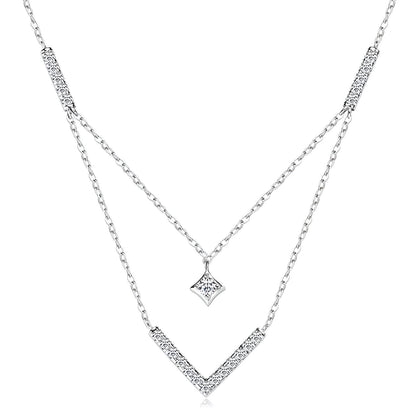 Multi-chaînes pendentif solitaire en or blanc et diamants synthétiques sur fond blanc.