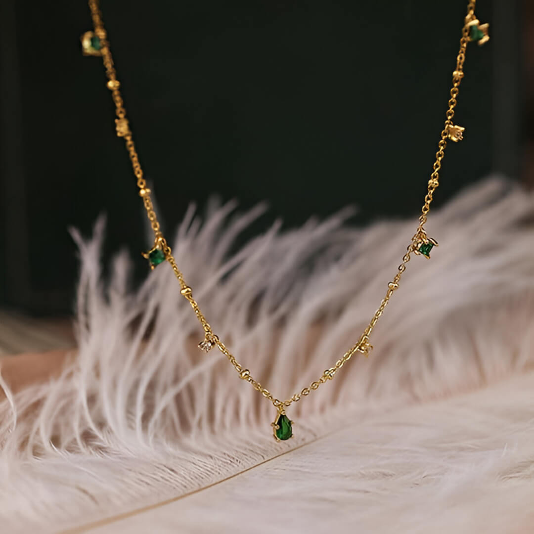 Pendentif à breloques Sylas en argent 925 plaqué or jaune lumineux et diamants vue de face.