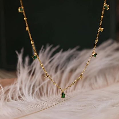 Pendentif à breloques Sylas en argent 925 plaqué or jaune lumineux et diamants vue de face.