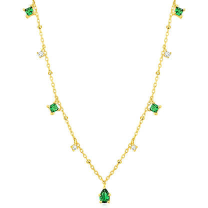 Pendentif à breloques en or jaune et diamants naturels sur fond blanc.