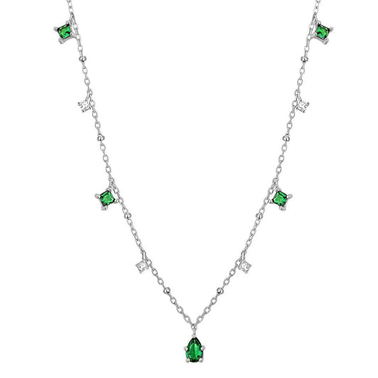 Pendentif à charms en argent 925 plaqué or blanc et zircons naturels verts et blancs sur fond blanc.