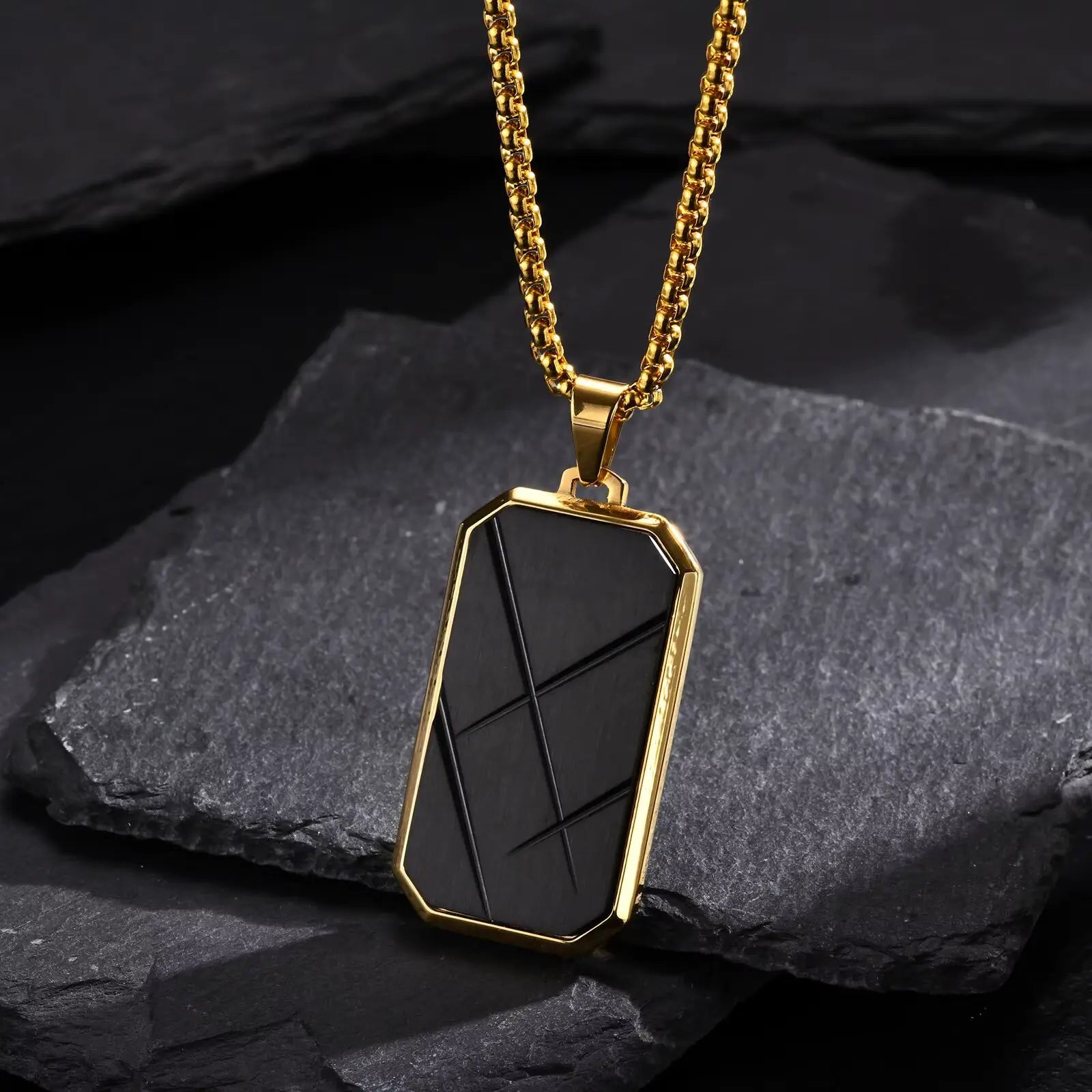 Pendentif amulette en acier inoxydable doré debout.