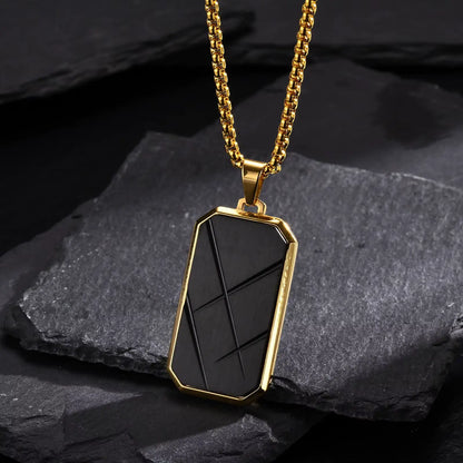 Pendentif amulette en acier inoxydable doré debout.