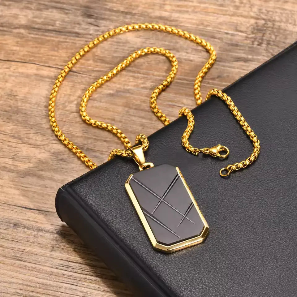 Pendentif amulette en acier inoxydable doré à plat.