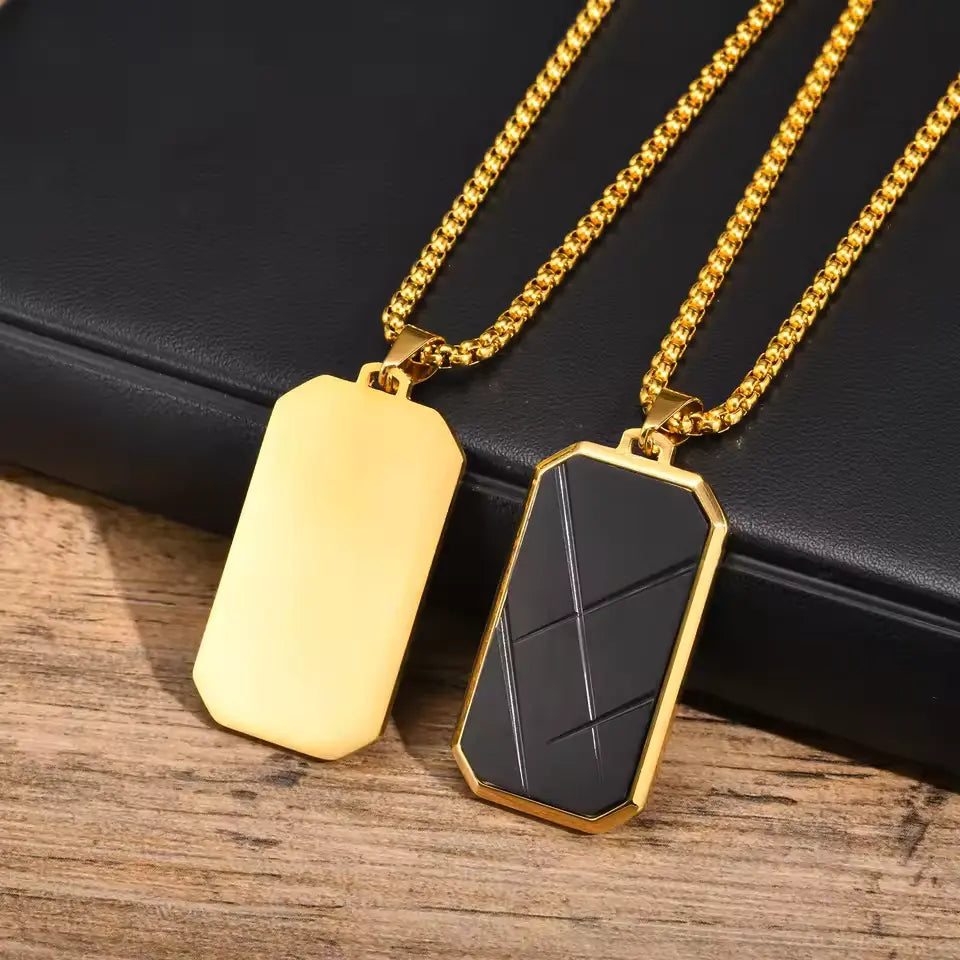 Pendentif amulette en acier inoxydable doré posé.