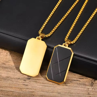 Pendentif amulette en acier inoxydable doré posé.