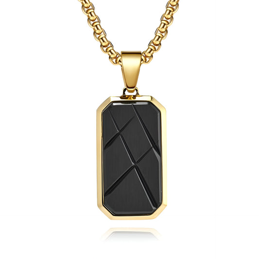 Pendentif amulette rayée Cayenne en acier inoxydable plaqué or jaune sur fond blanc.