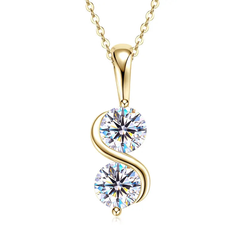 Pendentif arqué serti invisible en argent 925 plaqué or jaune et duo de diamants sur fond blanc.
