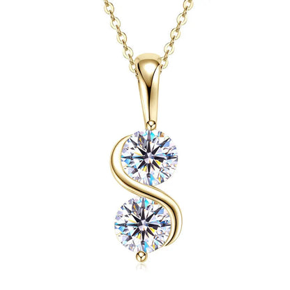 Pendentif arqué serti invisible en argent 925 plaqué or jaune et duo de diamants sur fond blanc.