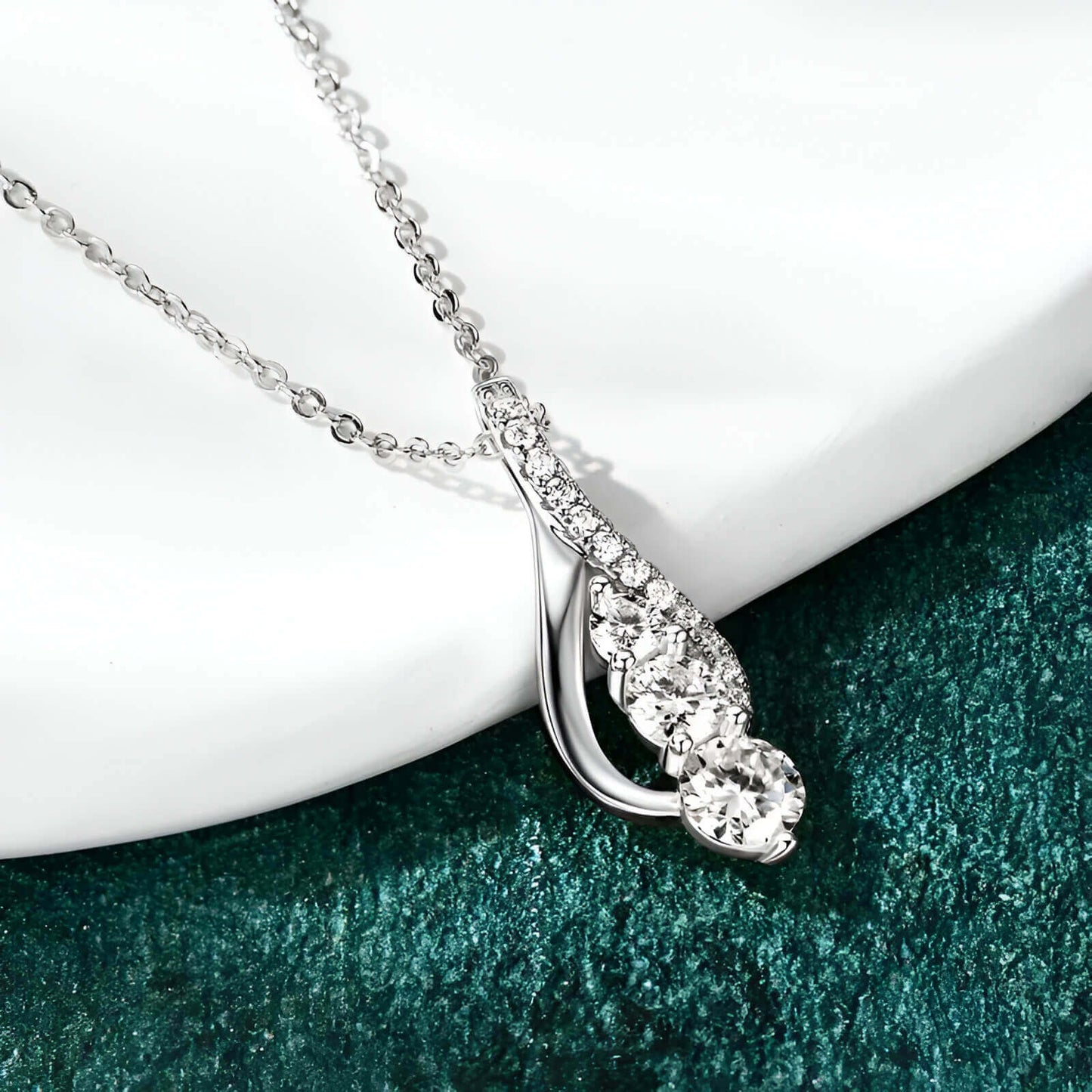 Pendentif cascade en or blanc et diamants synthétiques posé.