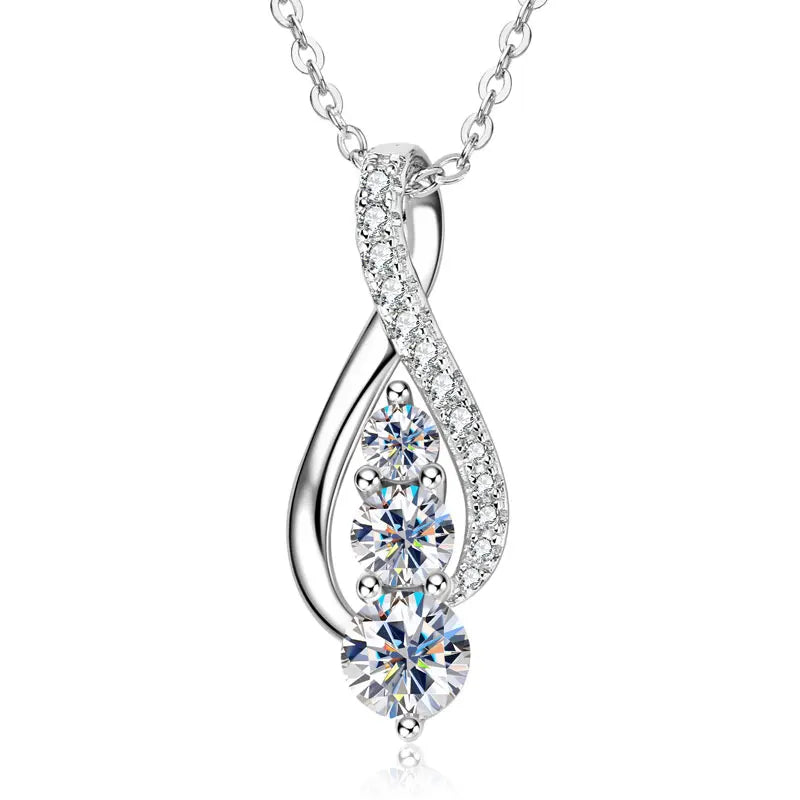 Pendentif cascade en or blanc et diamants synthétiques sur fond blanc.