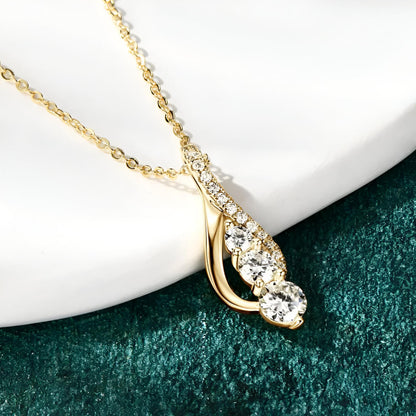 Pendentif cascade en or jaune et diamants synthétiques posé.