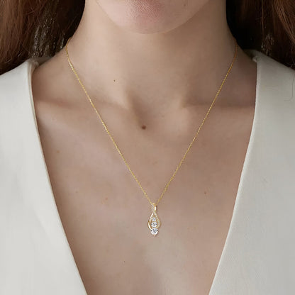 Pendentif cascade sinueux Rhyta en argent 925 plaqué or jaune et diamants étincelants porté au cou d'une femme vue de face.