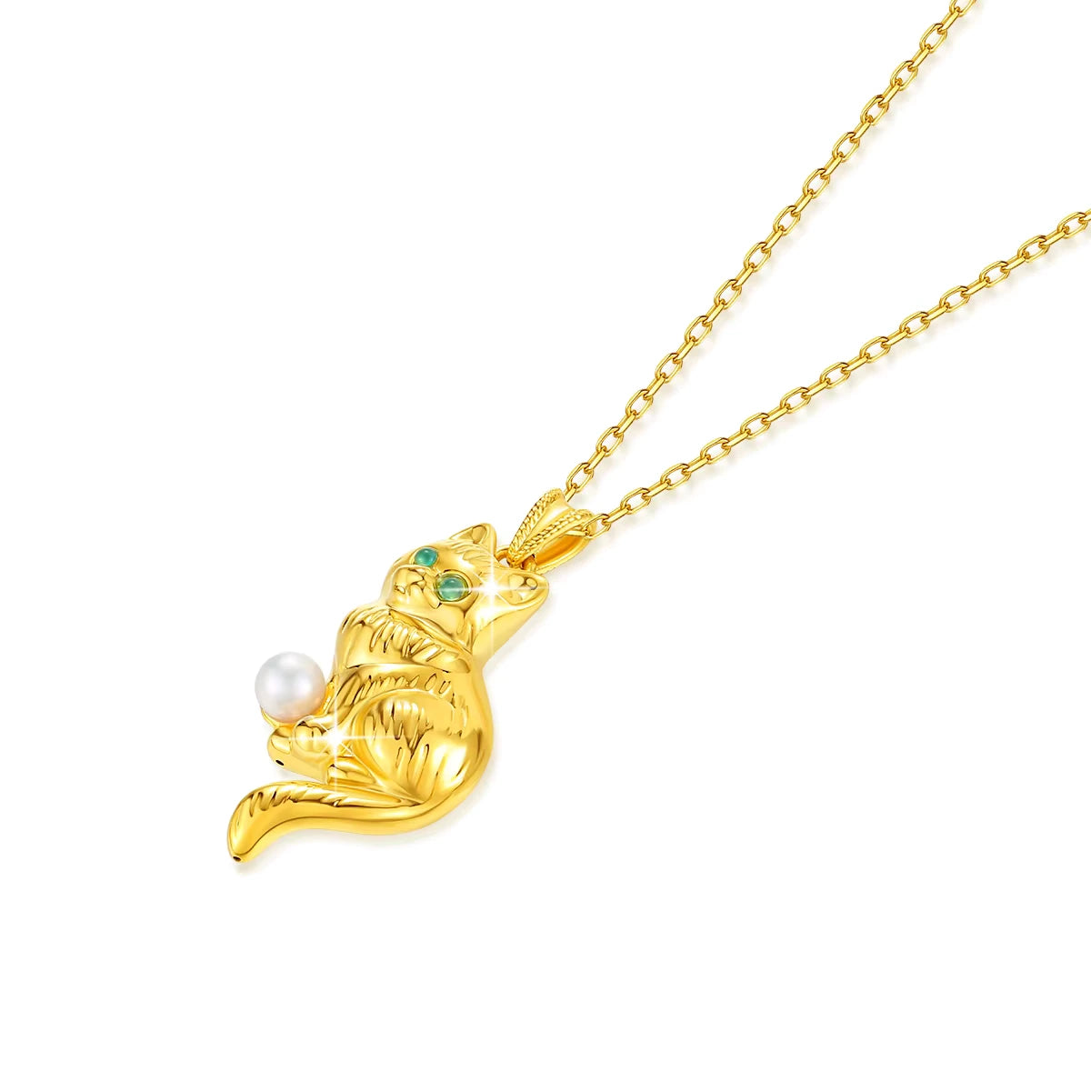 Pendentif chat Cathy en or jaune 18K raffiné serti d'une perle ronde et de péridots ronds à plat.