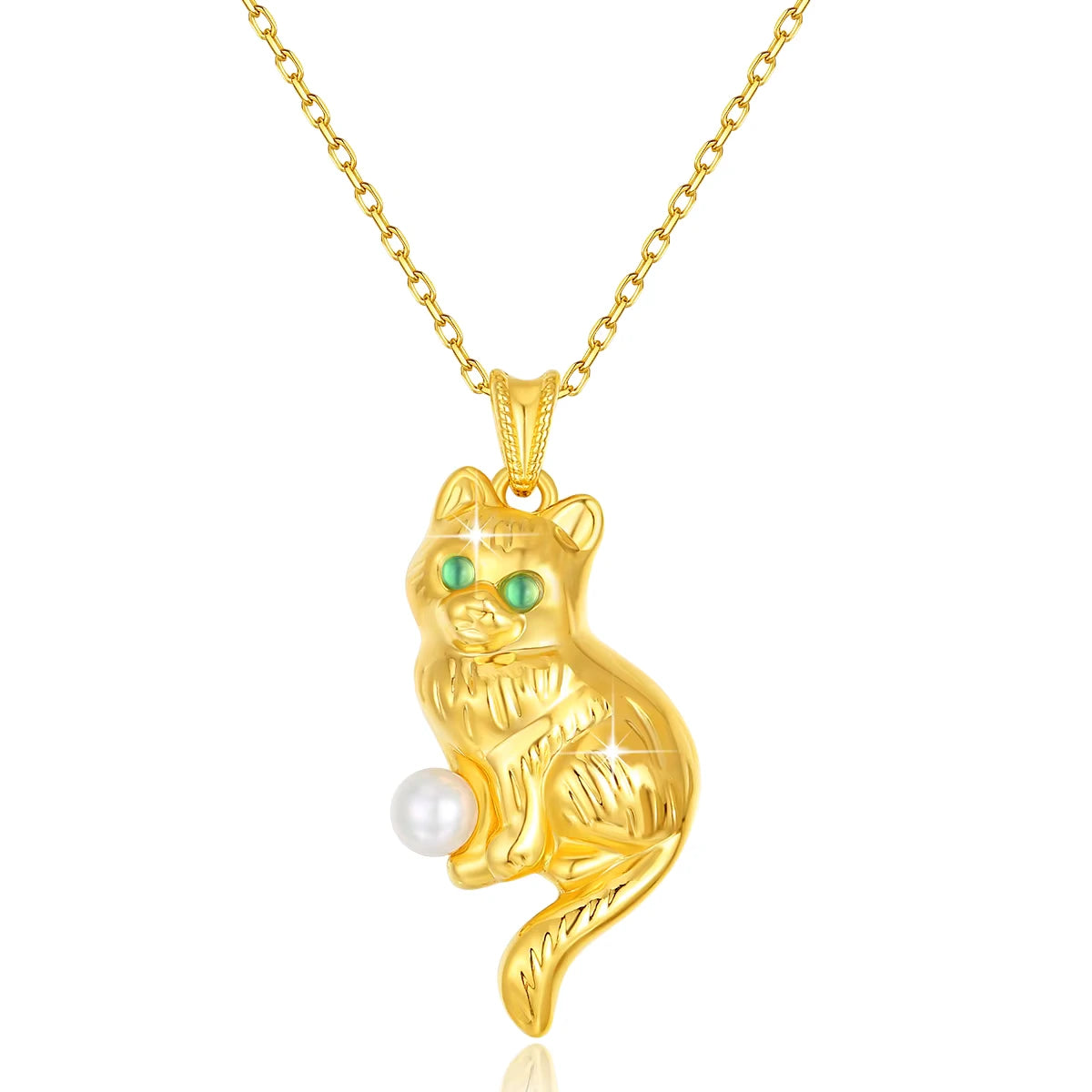 Pendentif chat en or jaune et perle ronde sur fond blanc.