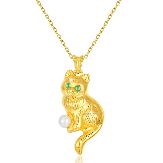 Pendentif chat en or jaune et perle ronde sur fond blanc.